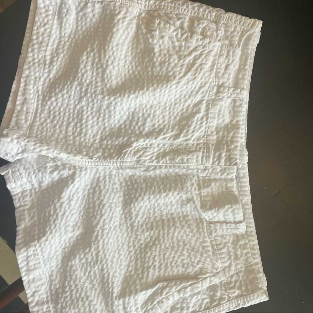 Vineyard Vines, women’s white sear sucker shorts!
